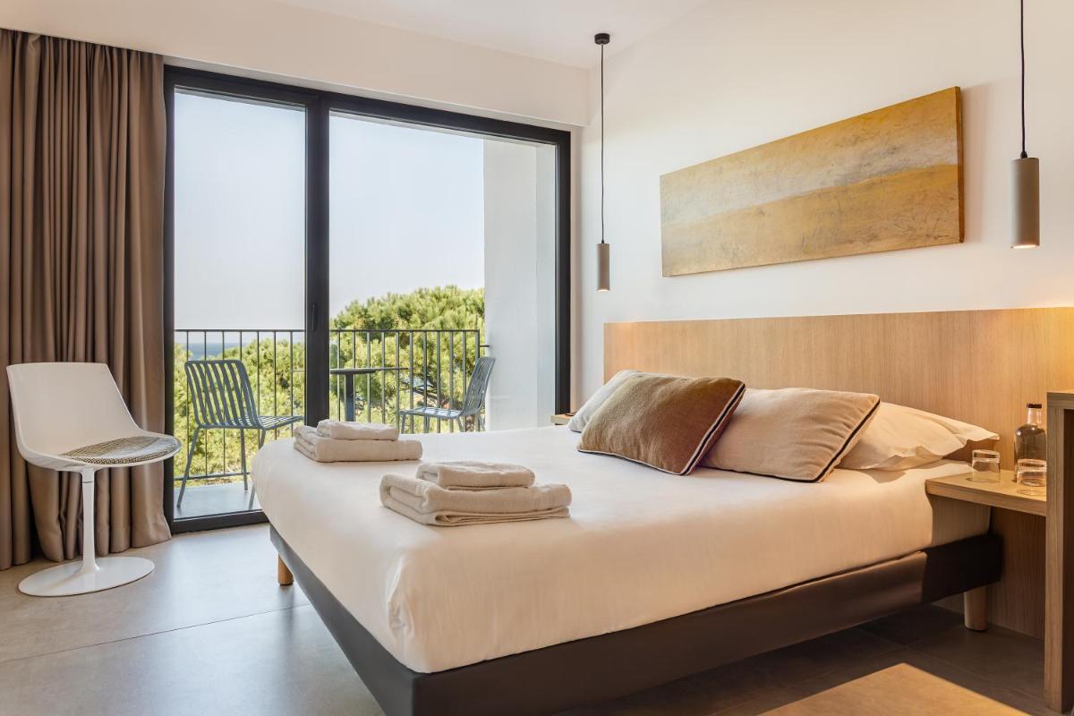 une chambre avec un lit et un balcon dans l'établissement Grand Hotel Du Golfe - Spa & Restaurant, à Collioure 63 autres photos