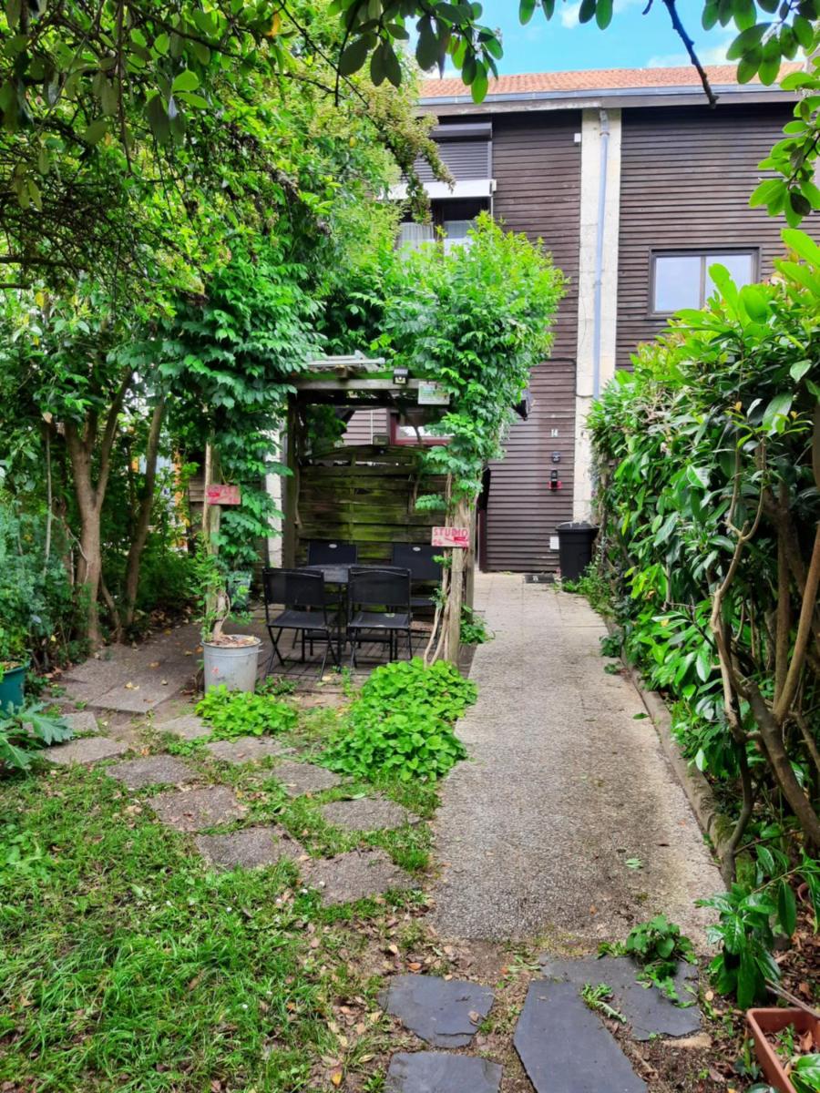 Duplex14h 1er étage jardinet 1 parking ou studio14B rdc terrasse sans parking - Housity