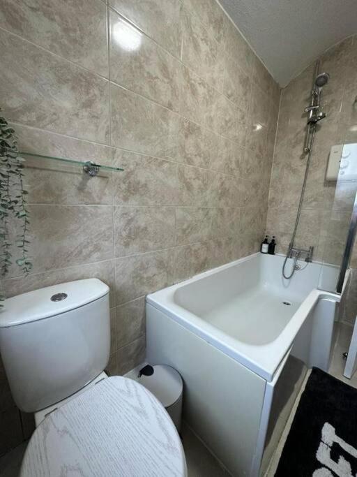 Spacious 4Bedroom House in Warrington - Sleeps 8 - Housity