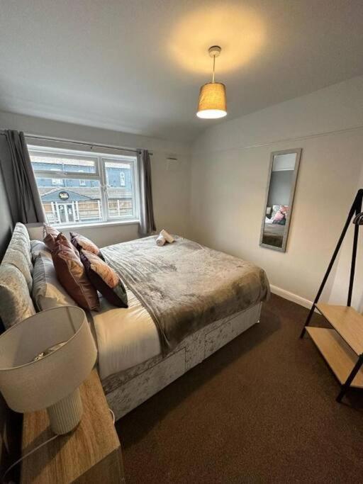 Spacious 4Bedroom House in Warrington - Sleeps 8 - Housity