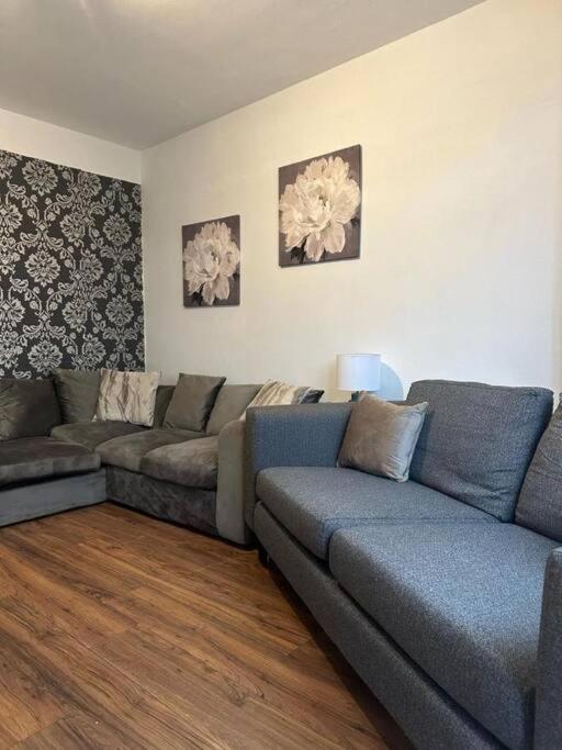 Spacious 4Bedroom House in Warrington - Sleeps 8 - Housity