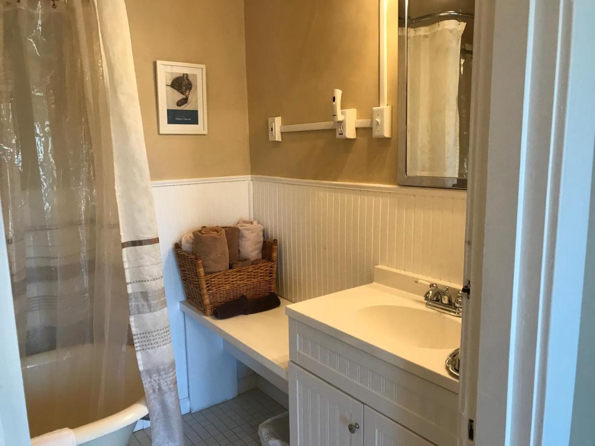 Chessie Room - Housity
