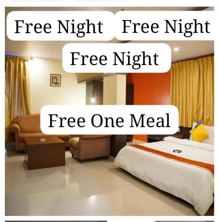 Blossoms Room Hotel Holidays inn Plaza- Free One Meal - Housity