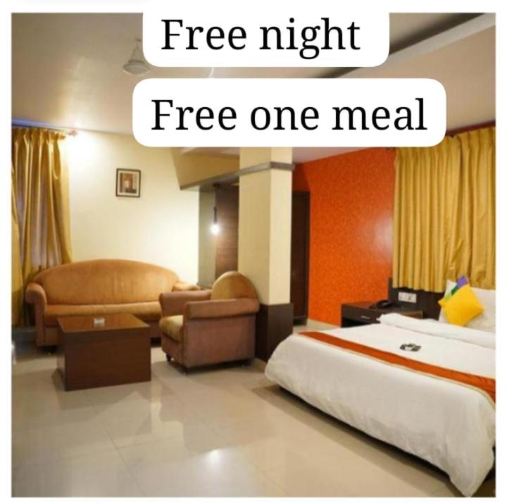Blossoms Room Hotel Holidays inn Plaza- Free One Meal - Housity