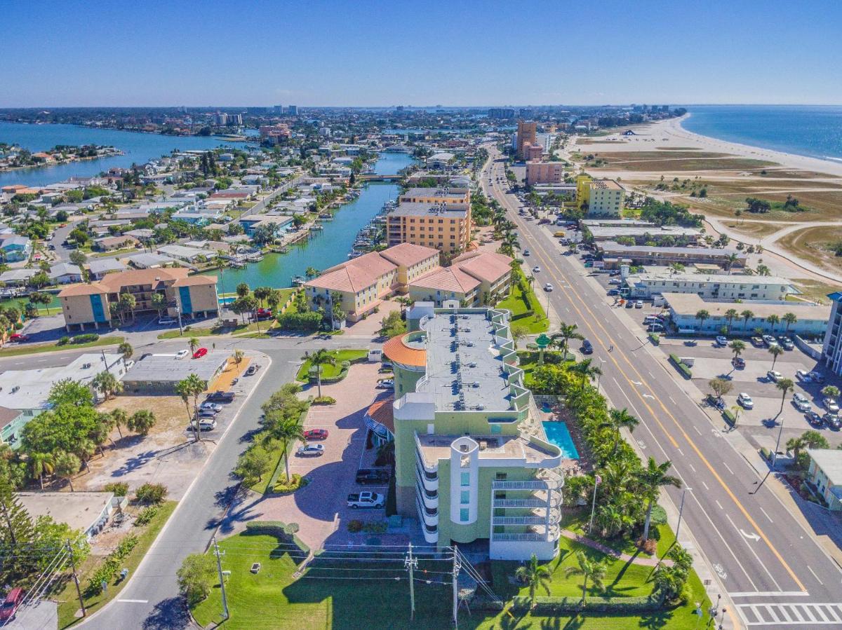 Crystal Palms 201 - Housity