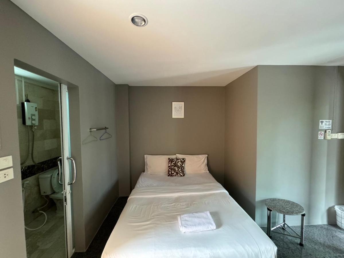 B and B Hotel - Housity