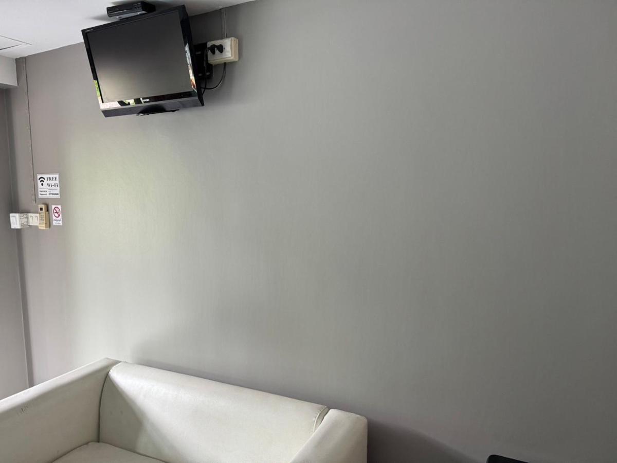 B and B Hotel - Housity