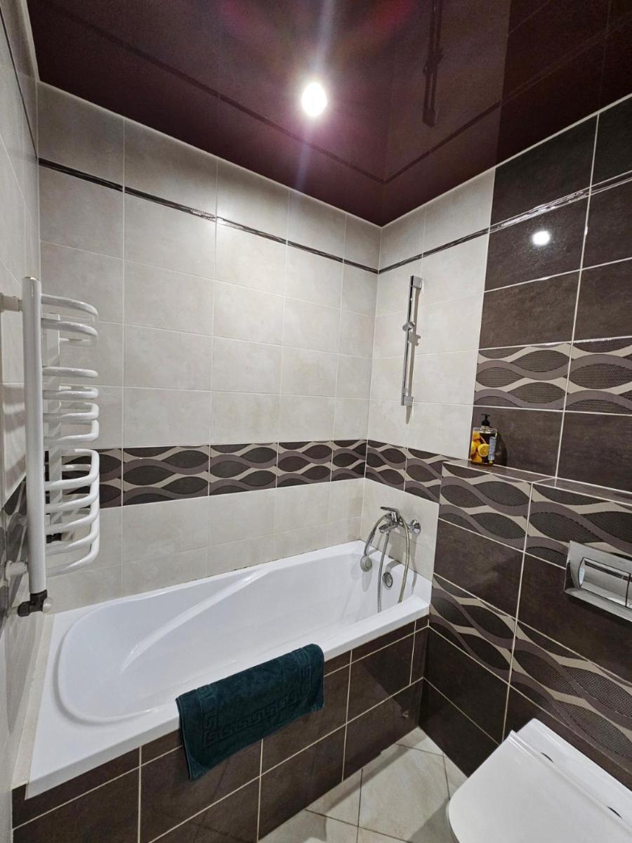 вулиця Дмитра Іващенка Апартаменти - Housity