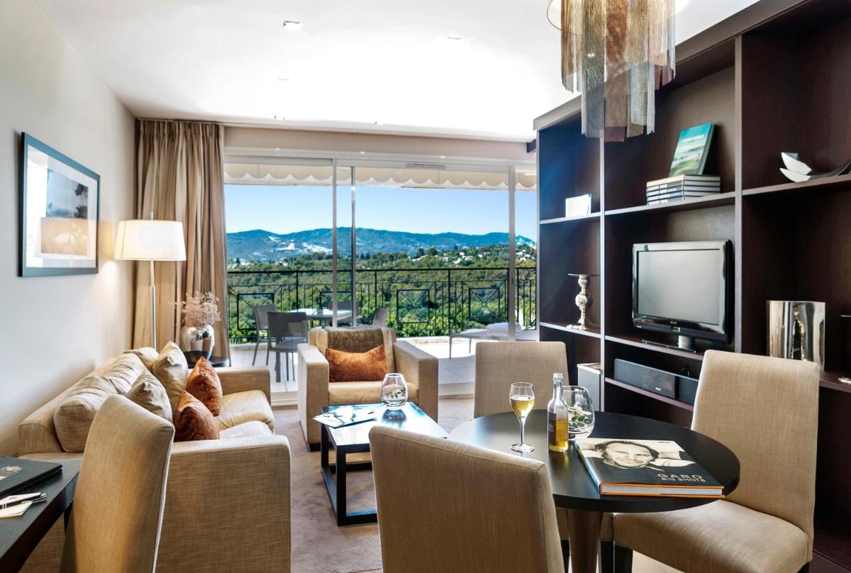 un salon avec un canapé et une table dans l'établissement Royal Mougins Golf, Hotel & Spa de Luxe, à Mougins