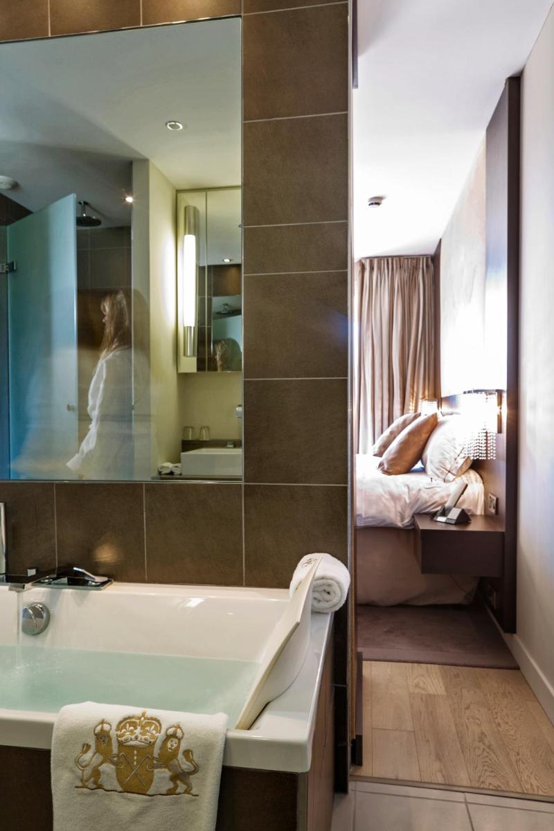 Un ou plusieurs lits dans un hébergement de l'établissement Royal Mougins Golf, Hotel & Spa de Luxe