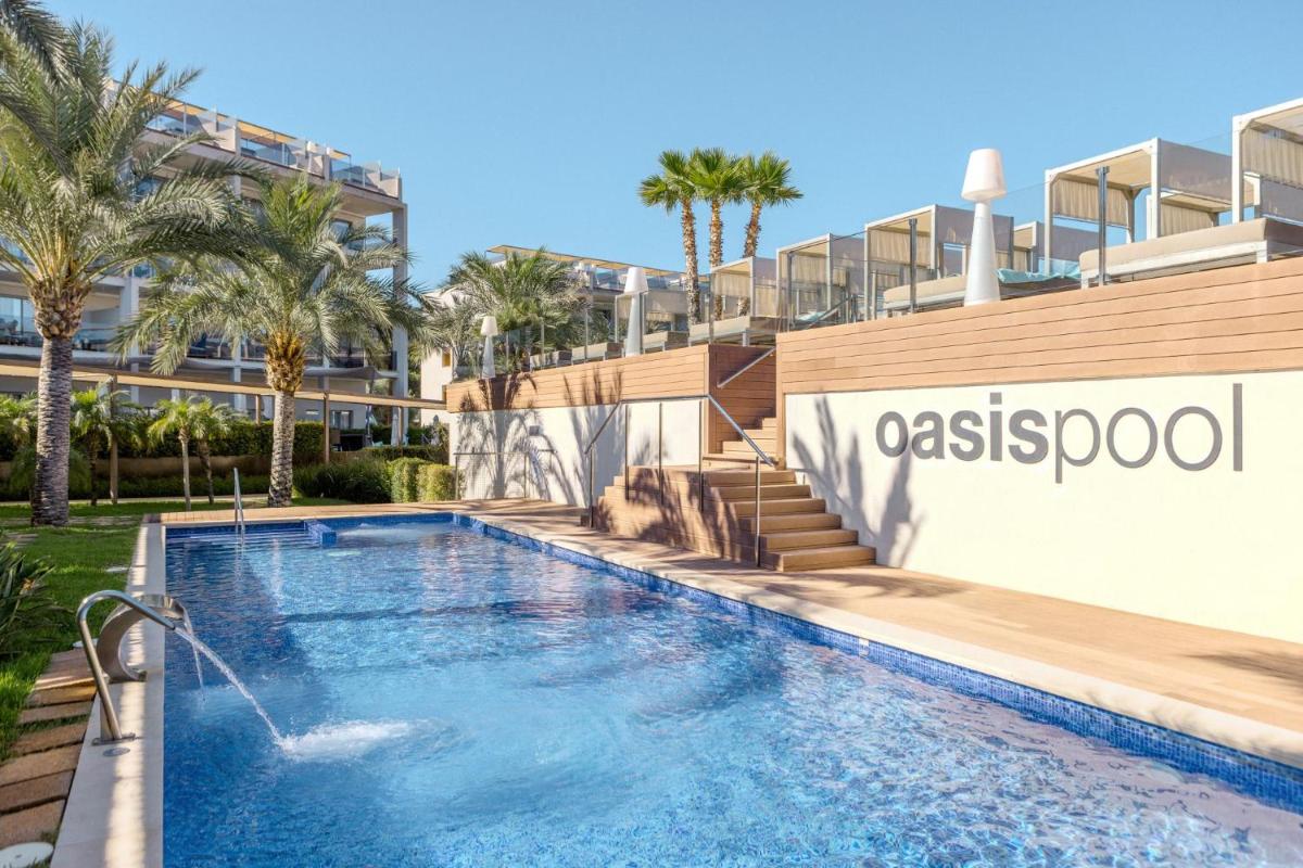 una piscina frente a un edificio con palmeras en Zafiro Palace Palmanova, en Palmanova 37 fotos más