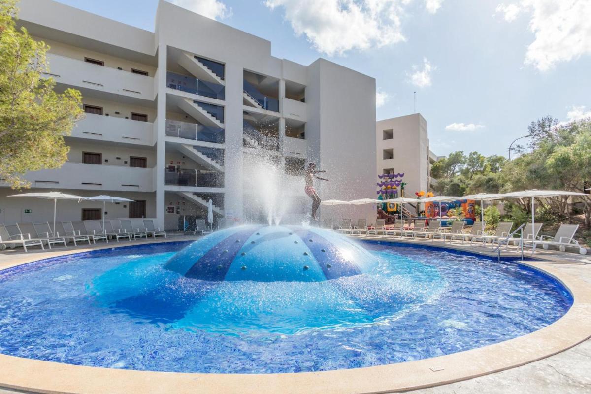 Piscina exterior en el hotel Zafiro Palace Palmanova