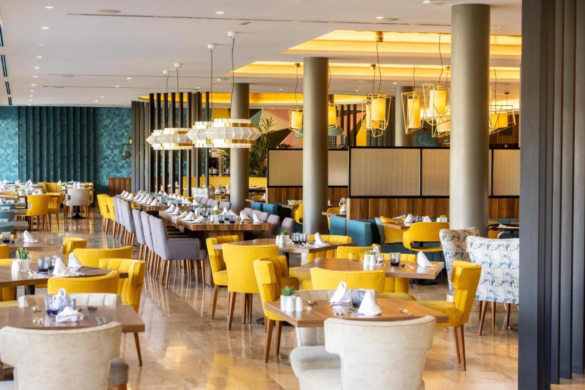 Un restaurante o sitio para comer en Zafiro Palace Palmanova