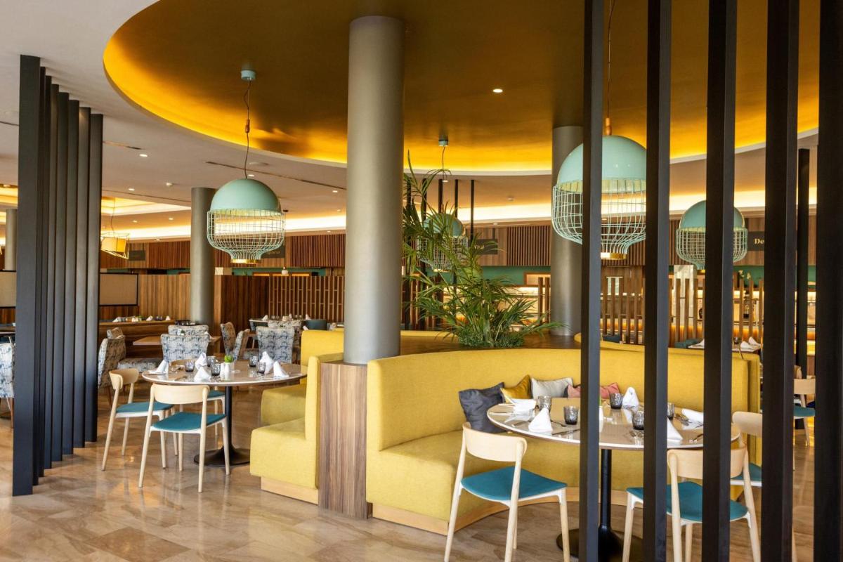 Un restaurante o sitio para comer en Zafiro Palace Palmanova