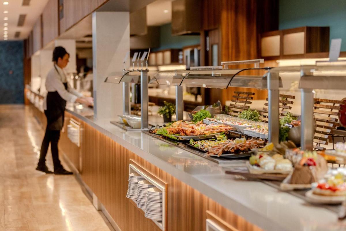 Comida en o cerca de este apartahotel