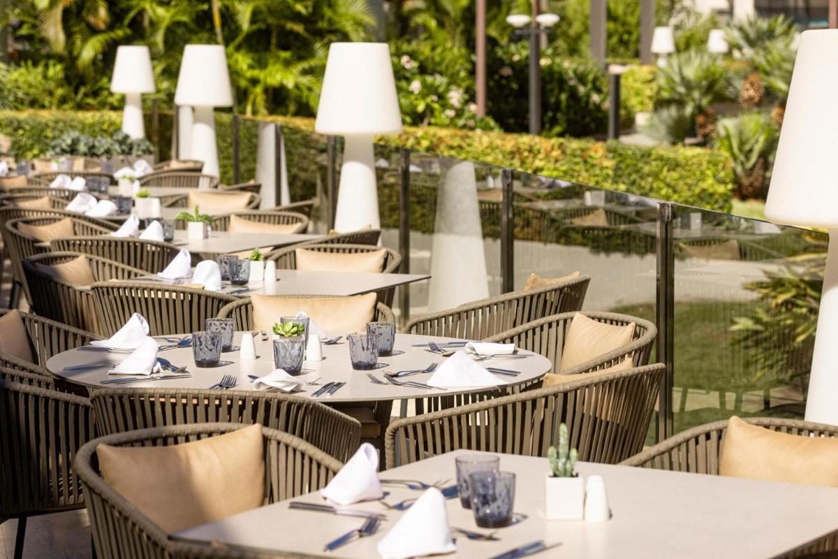 Un restaurante o sitio para comer en Zafiro Palace Palmanova