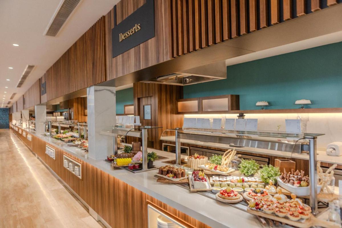Comida en o cerca de este apartahotel