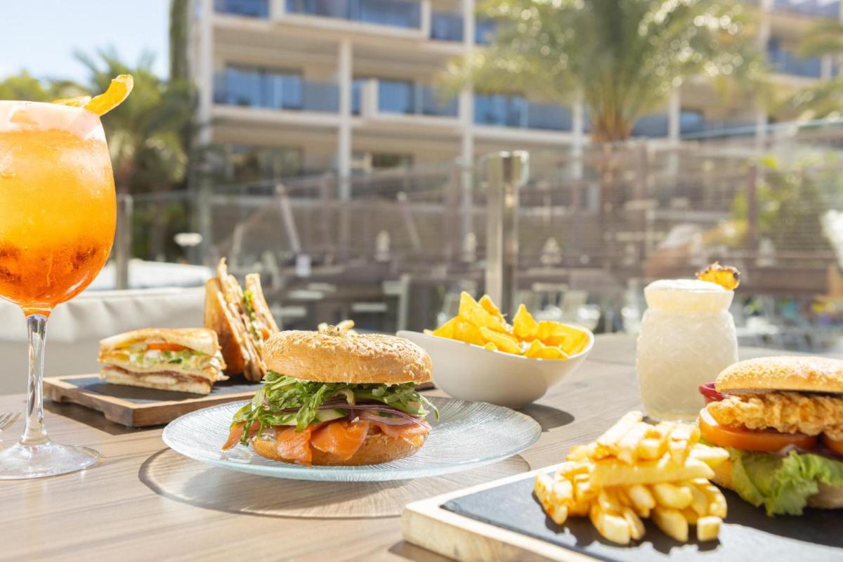 Comida en o cerca de este apartahotel