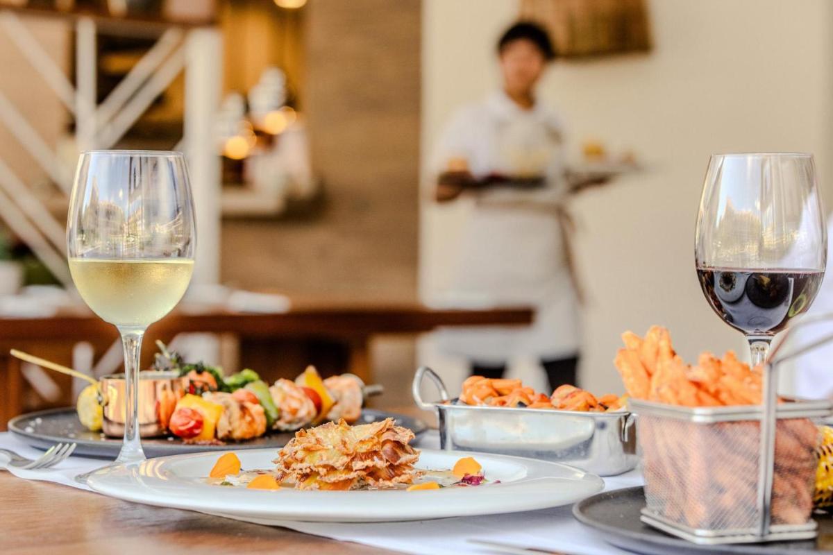 Comida en o cerca de este apartahotel