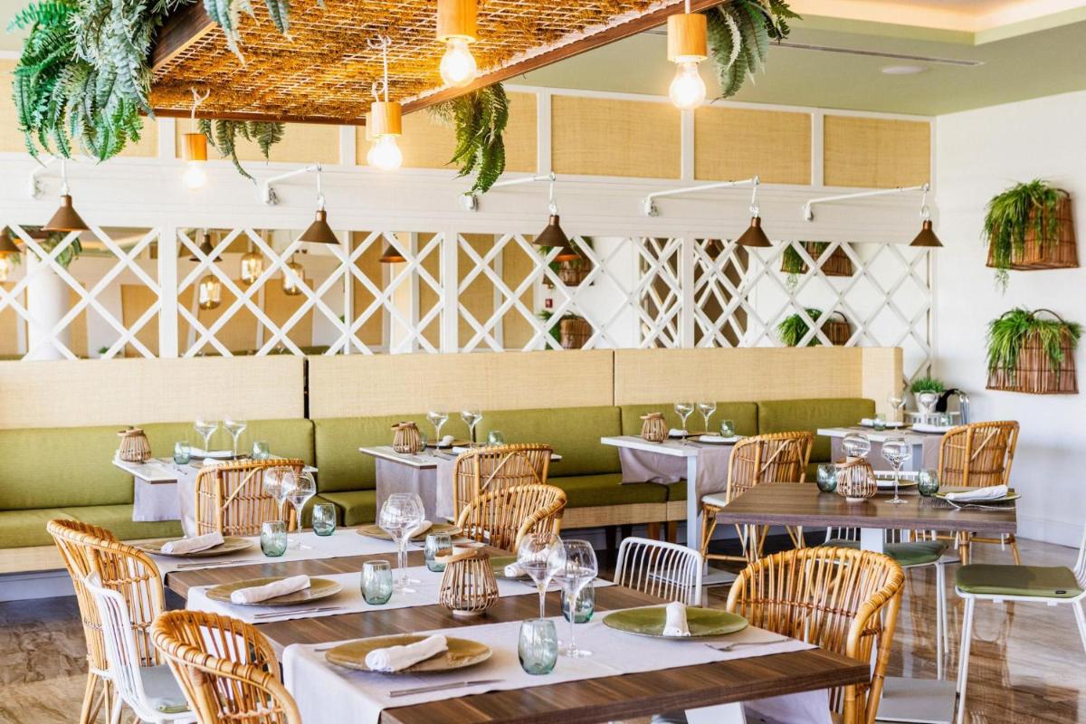 Un restaurante o sitio para comer en Zafiro Palace Palmanova