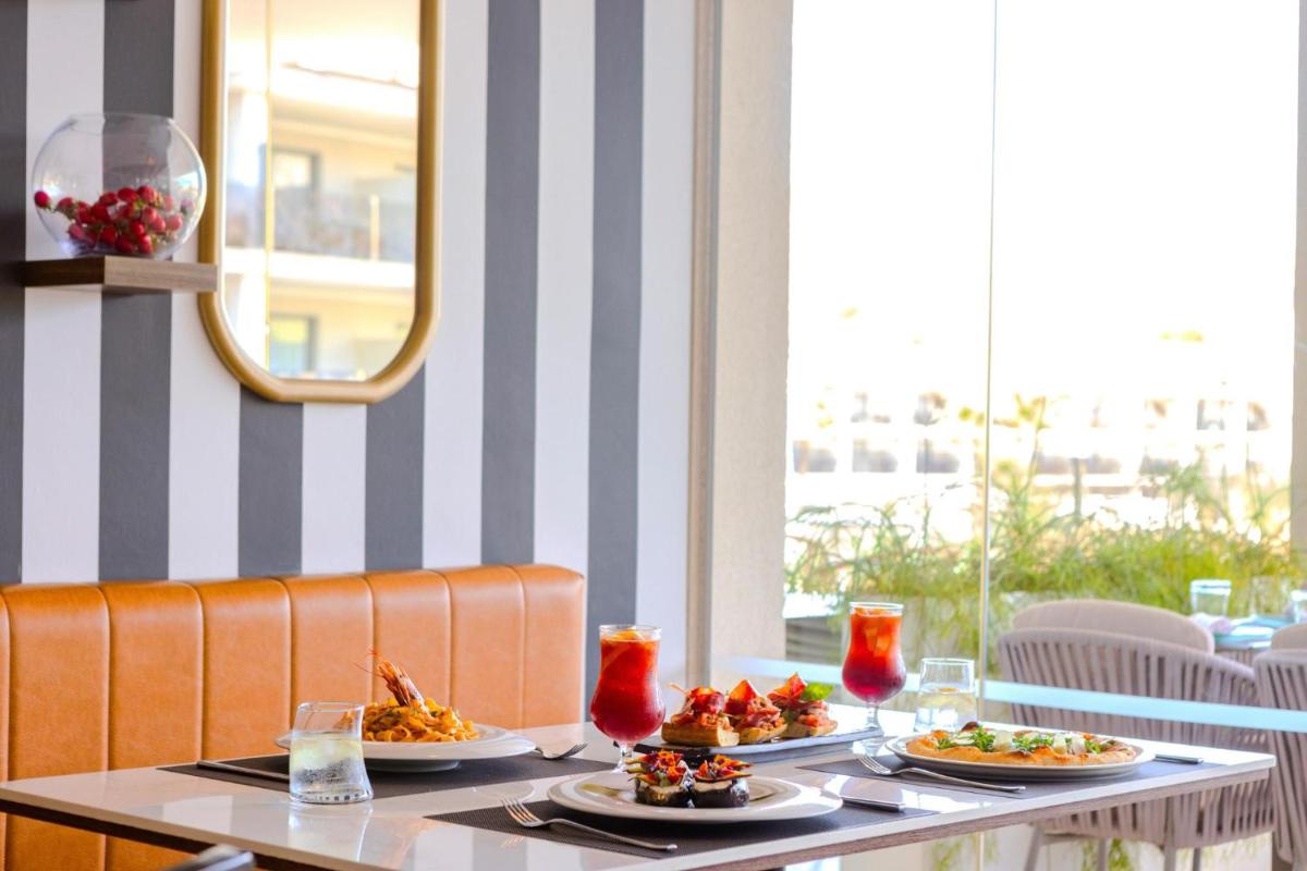 Comida en o cerca de este apartahotel