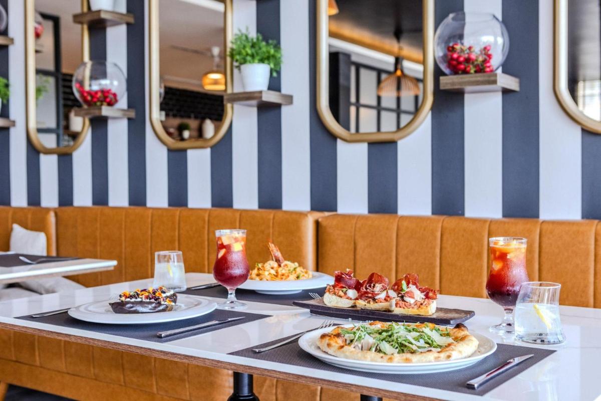 Comida en o cerca de este apartahotel