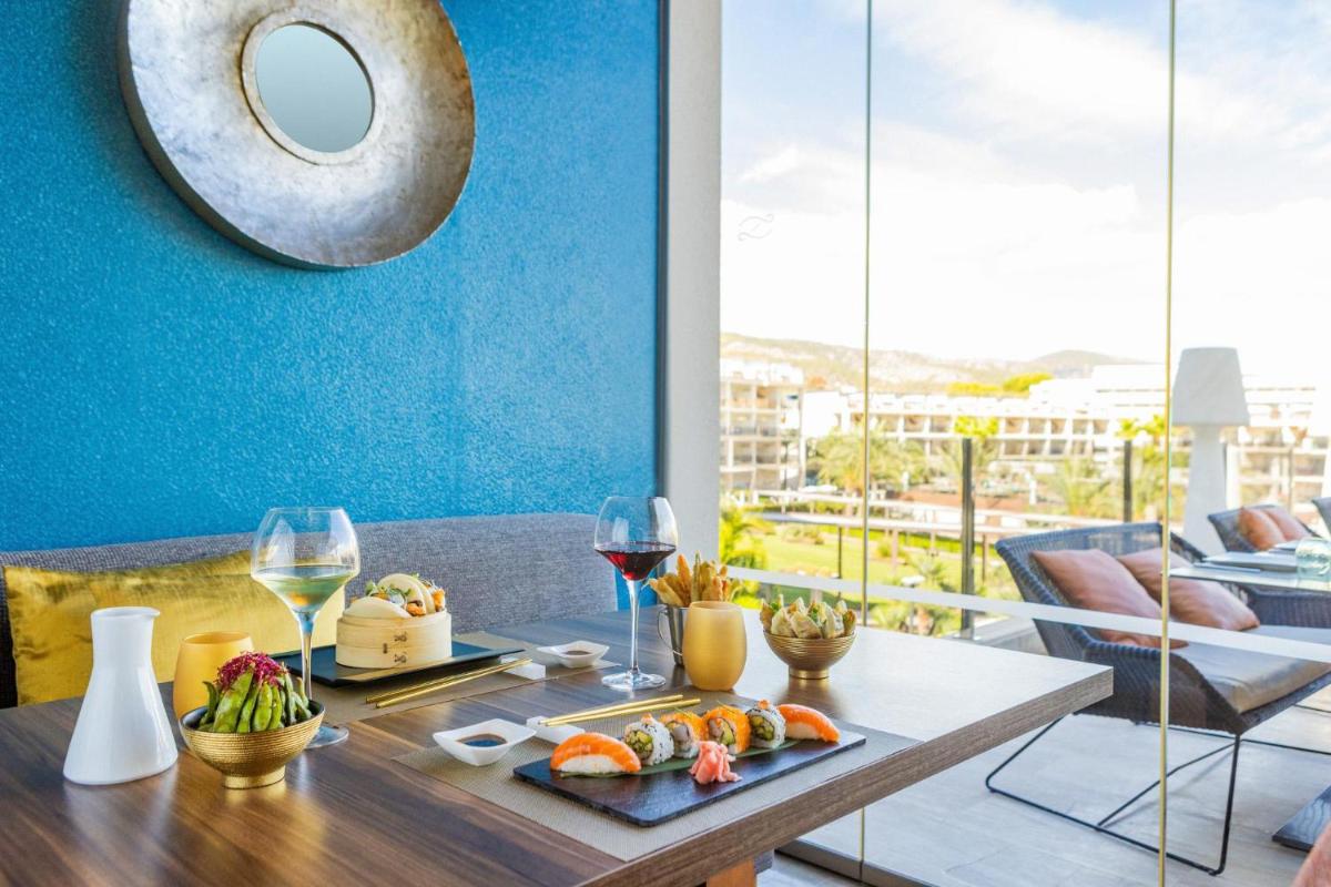 Comida en o cerca de este apartahotel