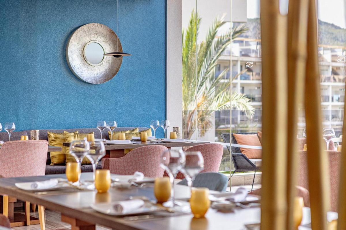 Comida en o cerca de este apartahotel