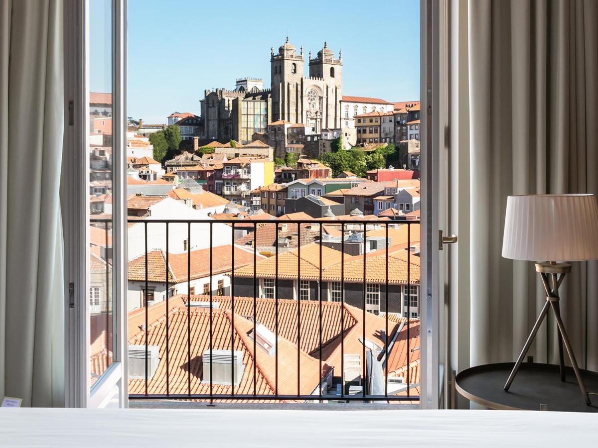um quarto com vista para uma cidade a partir de uma janela em Casa da Companhia Hotel & Spa, Vignette Collection by IHG no Porto