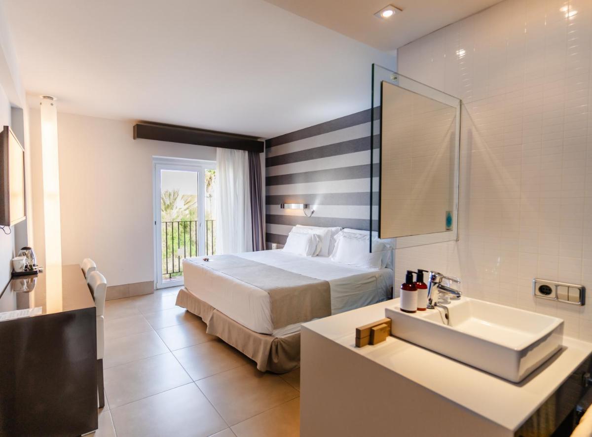 Cama o camas de una habitación en Barceló Hamilton Menorca - Adults Only