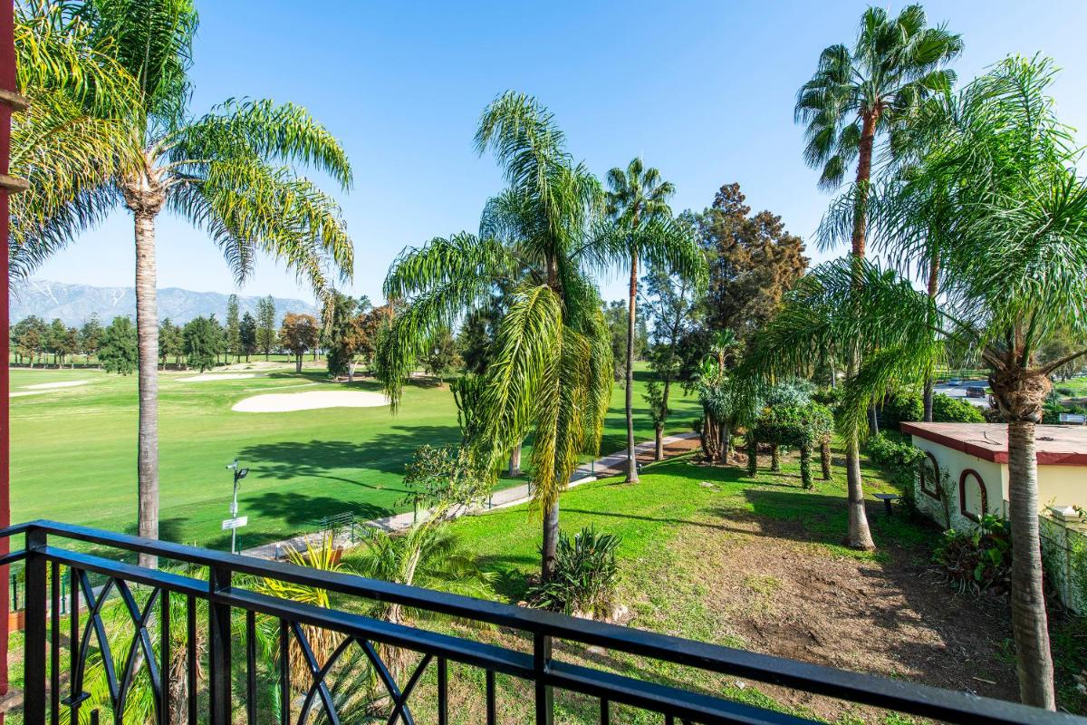 Una vista desde el balcón de un resort con palmeras. en Hotel Tamisa Golf, en Mijas