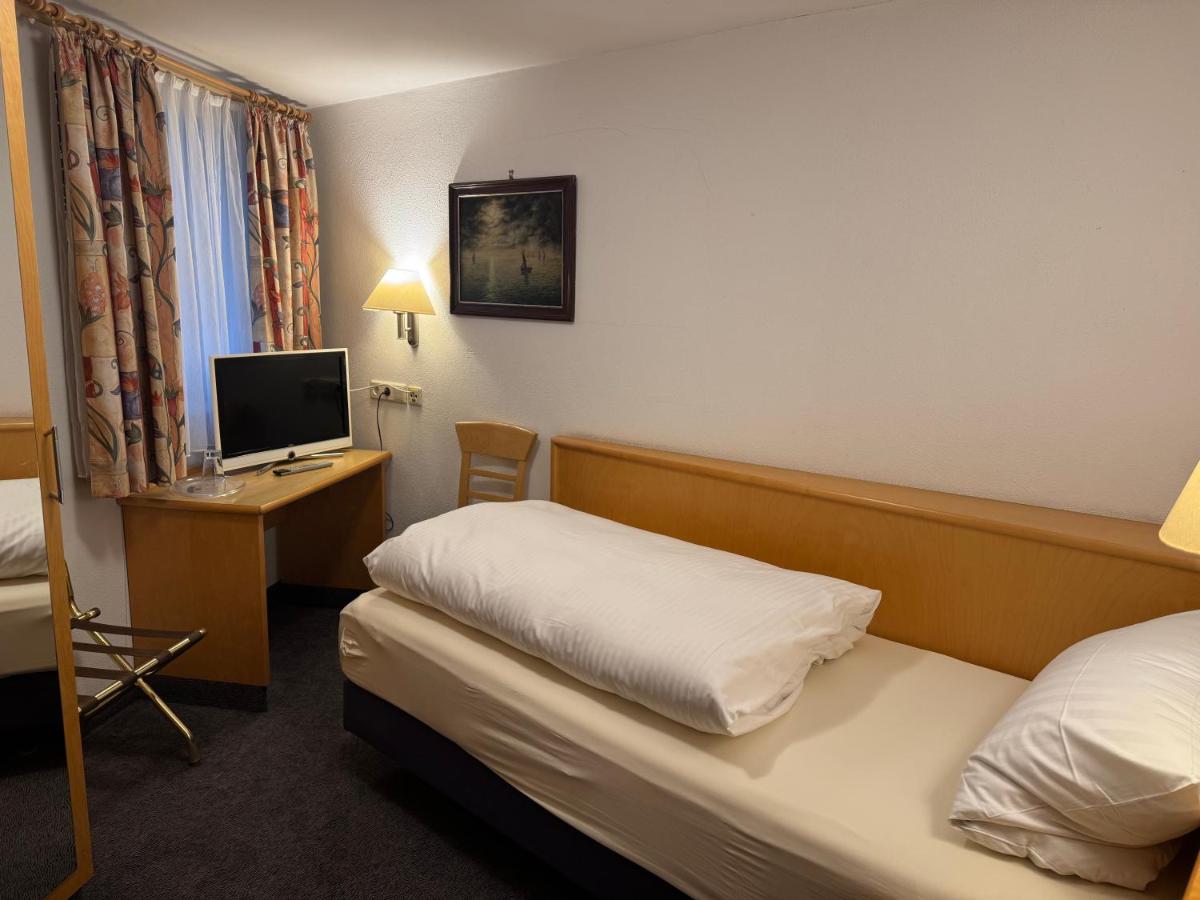 Schwarzer Adler - Housity