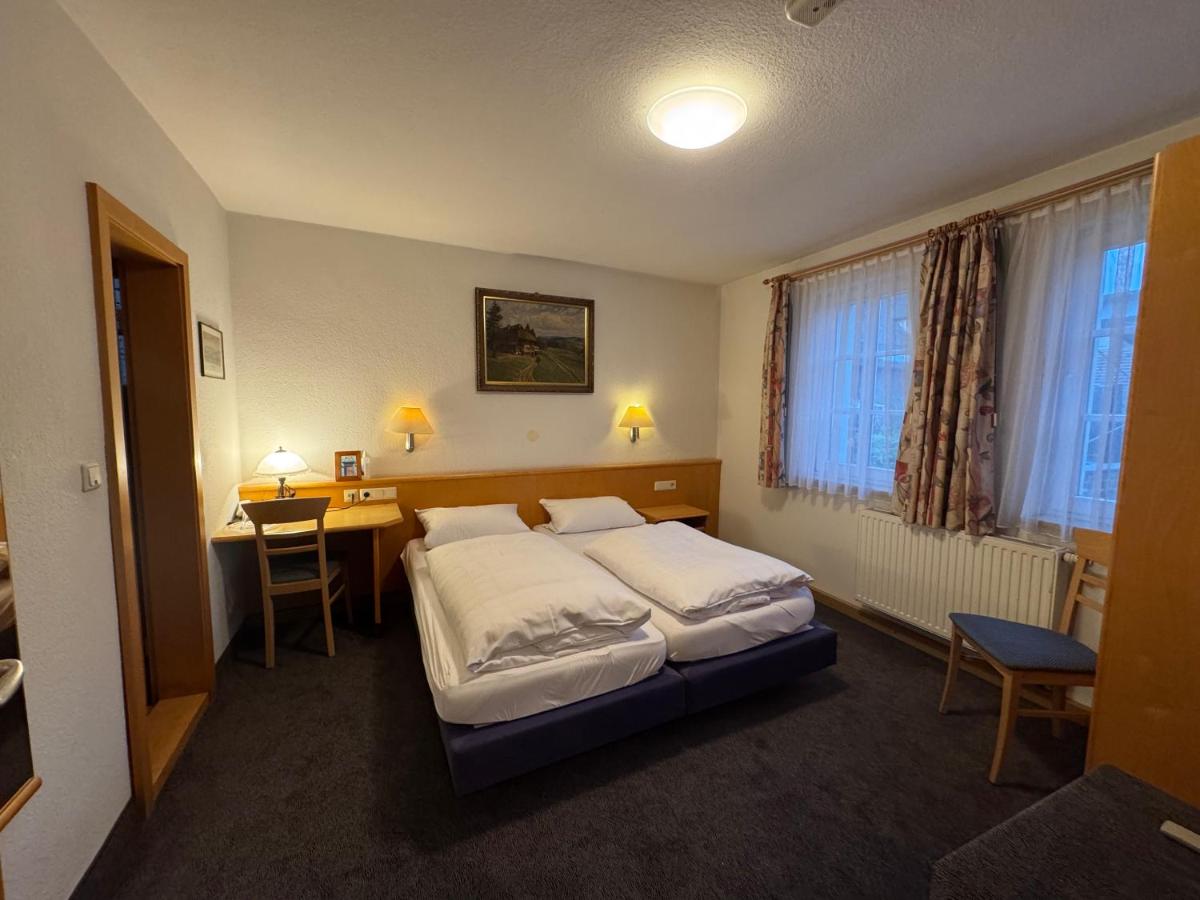 Schwarzer Adler - Housity