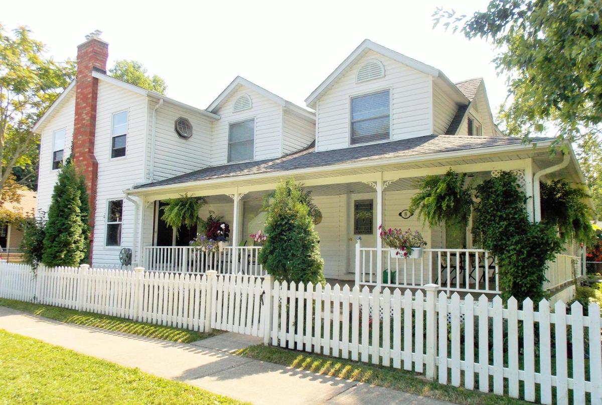 Suitetrails - Finlay House Bed and Breakfast Niagara - on - the - Lake