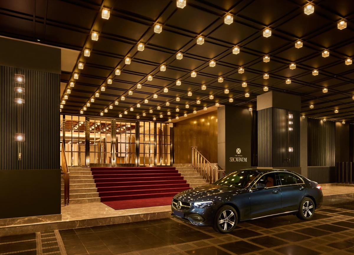a car parked in a parking lot in front of a building at Grand Hyatt Mumbai Hotel and Residences in Mumbai