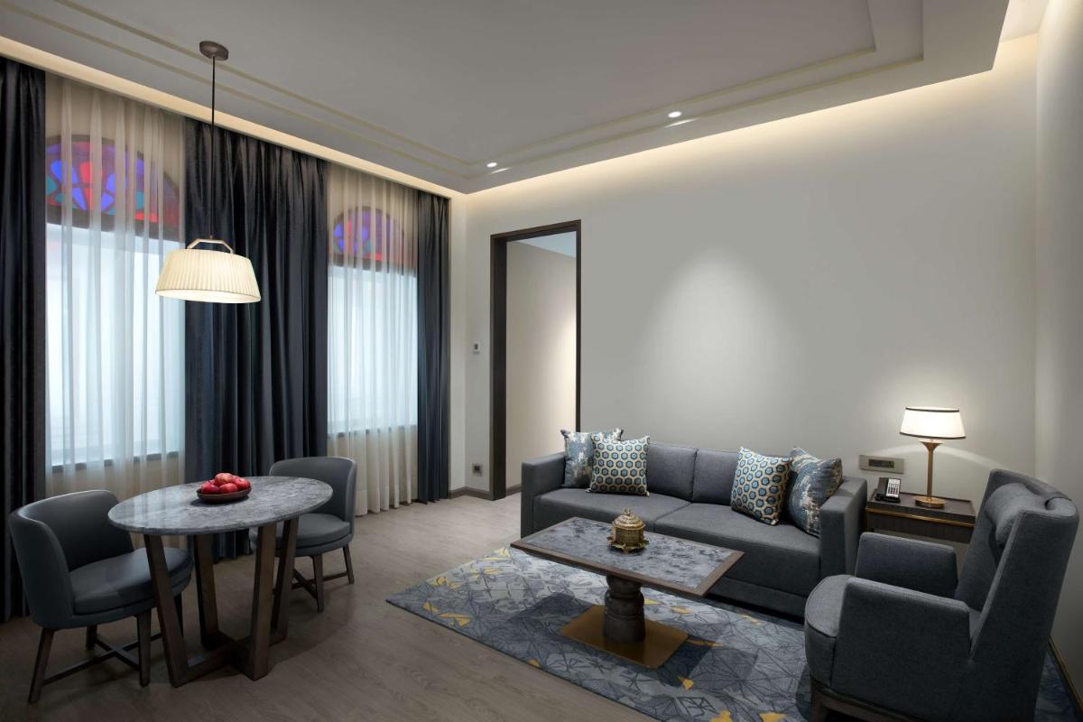 a living room with a couch and a table at Hyatt Regency Jaipur Mansarovar in Jaipur a living room with a couch and a table at Hyatt Regency Jaipur Mansarovar in Jaipur