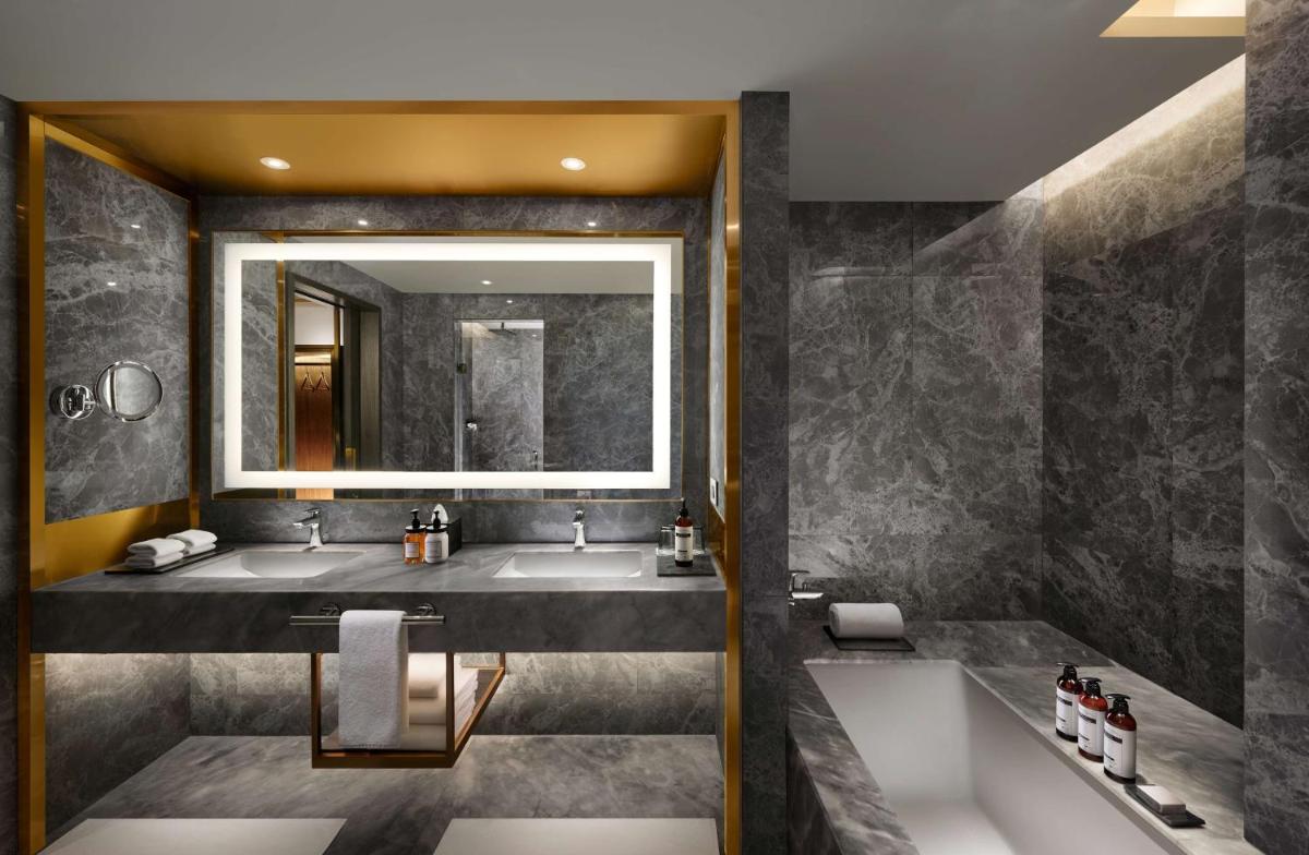 a bathroom with two sinks and a large mirror at Hyatt Regency Jaipur Mansarovar in Jaipur a bathroom with two sinks and a large mirror at Hyatt Regency Jaipur Mansarovar in Jaipur