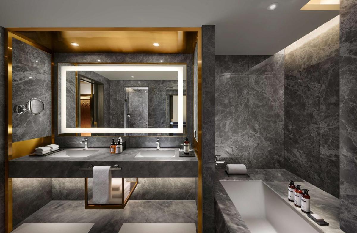 a bathroom with two sinks and a large mirror at Hyatt Regency Jaipur Mansarovar in Jaipur a bathroom with two sinks and a large mirror at Hyatt Regency Jaipur Mansarovar in Jaipur