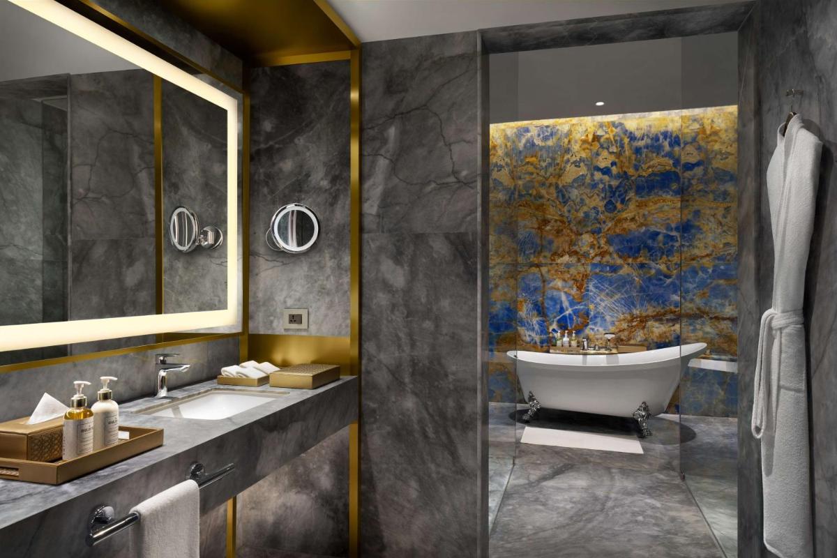 a bathroom with a tub and a sink at Hyatt Regency Jaipur Mansarovar in Jaipur a bathroom with a tub and a sink at Hyatt Regency Jaipur Mansarovar in Jaipur