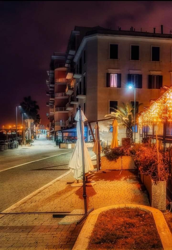 Suite beachfront near the station and Port, 5 beds - Housity