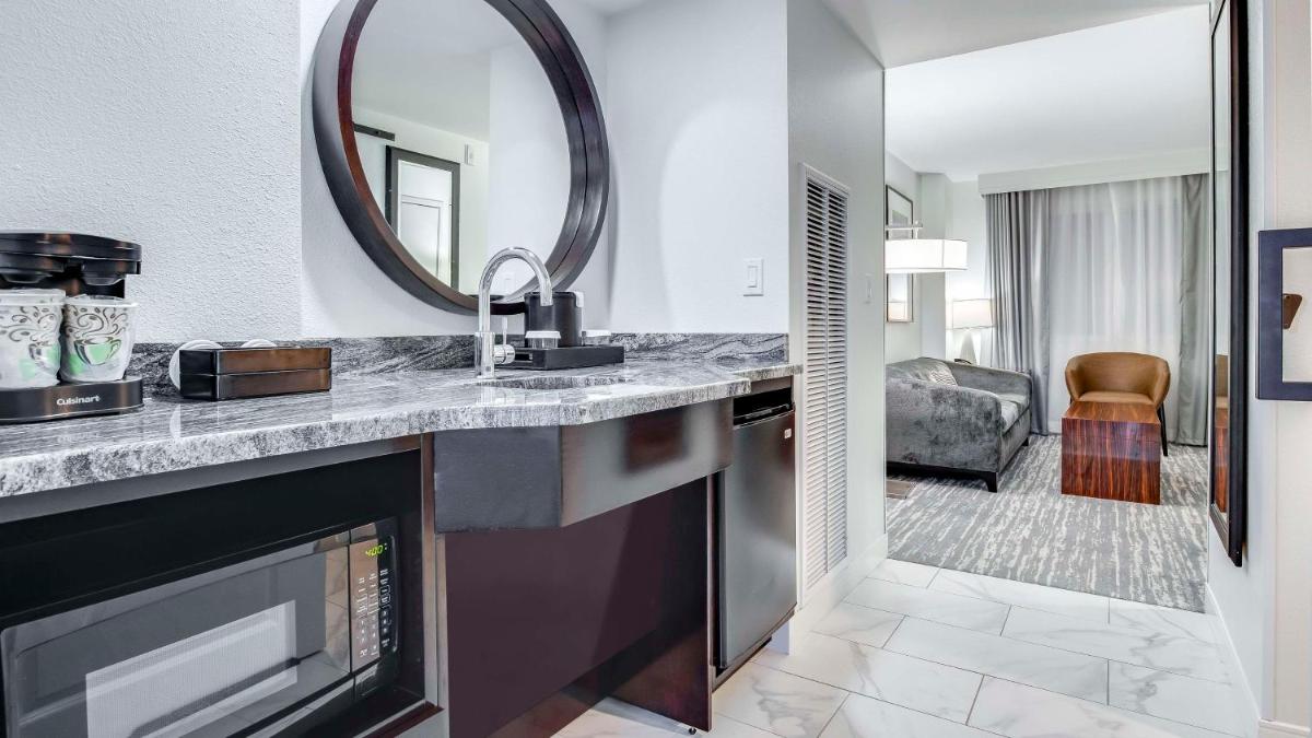 Embassy Suites by Hilton Louisville East - Housity