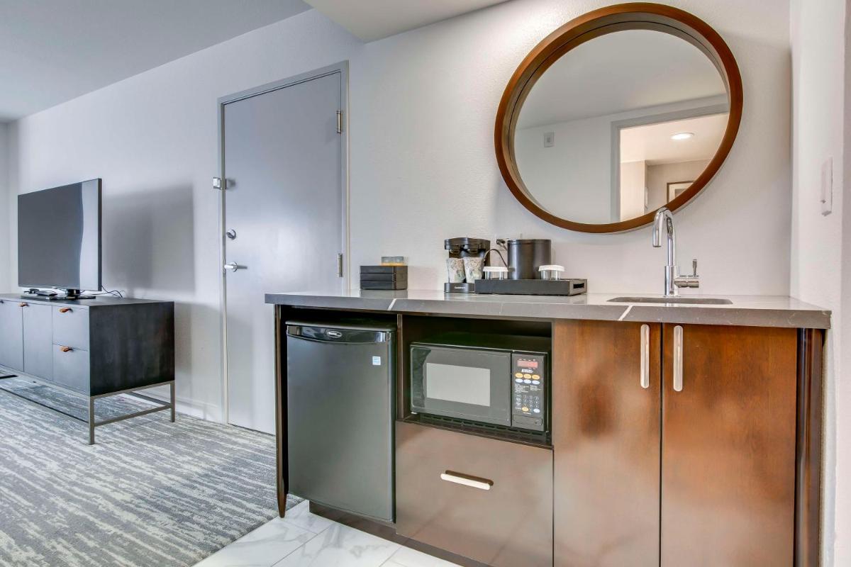 Embassy Suites by Hilton Louisville East - Housity
