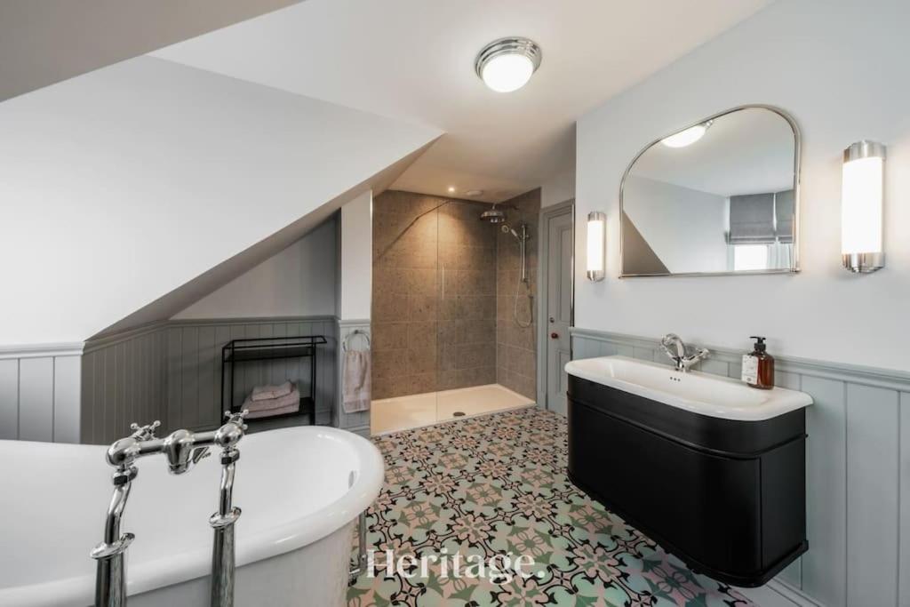 Blythewood Aberdeenshire Luxury Lodge with Hot Tub - Housity