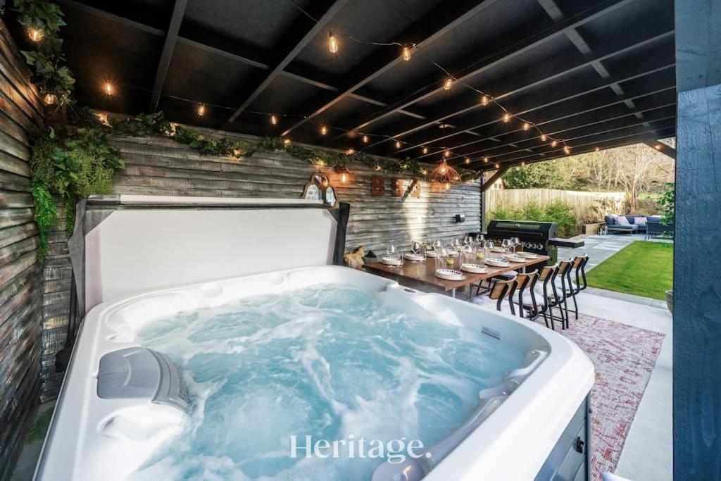 Blythewood Aberdeenshire Luxury Lodge with Hot Tub - Housity