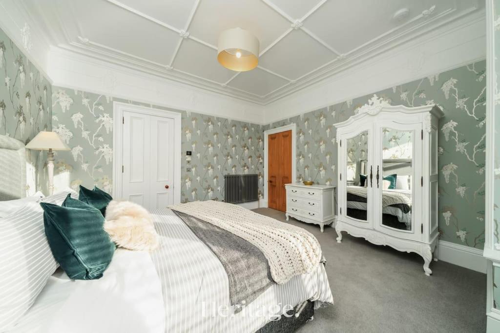 Blythewood Aberdeenshire Luxury Lodge with Hot Tub - Housity