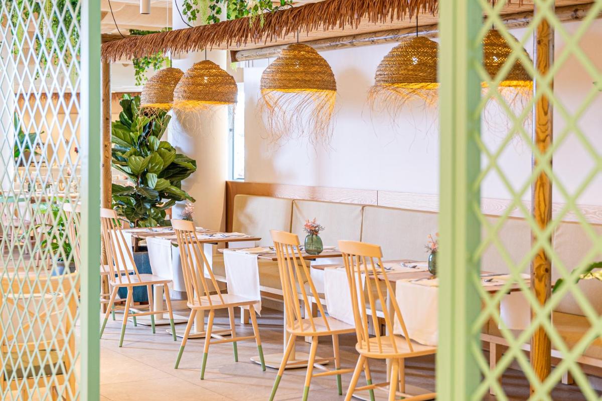 Un restaurante o sitio para comer en Iberostar Waves Gaviotas Park