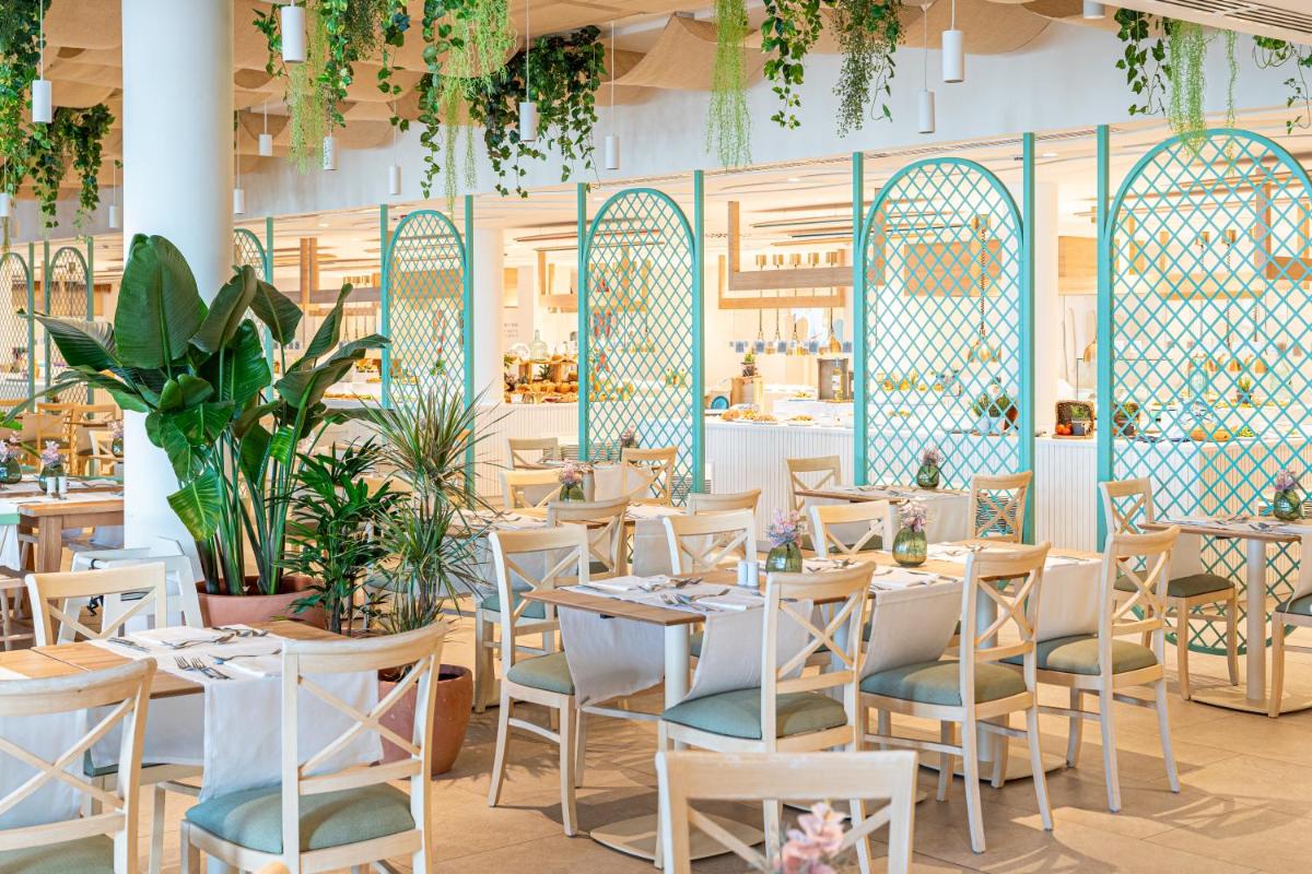 Un restaurante o sitio para comer en Iberostar Waves Gaviotas Park
