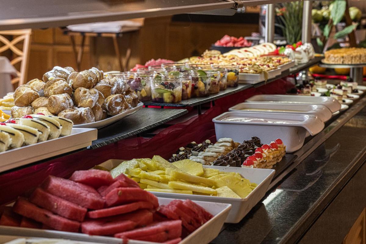Comida en o cerca de este hotel