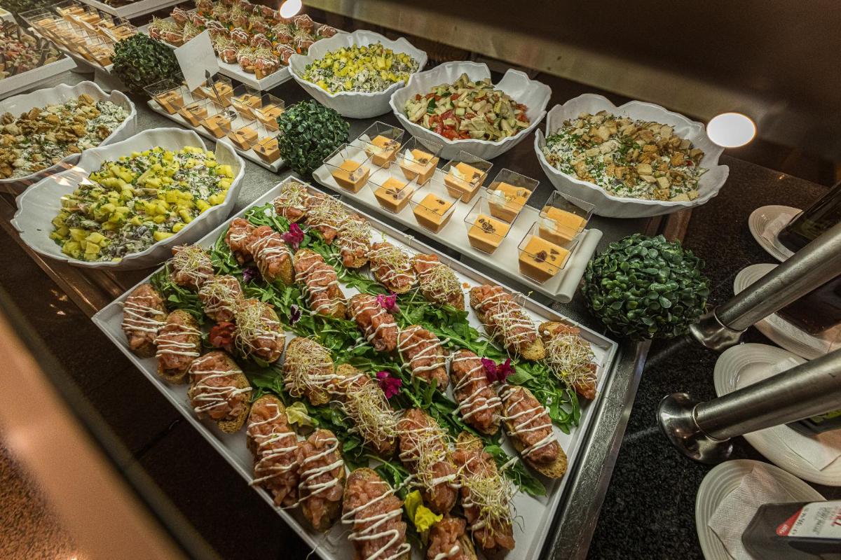 Comida en o cerca de este hotel