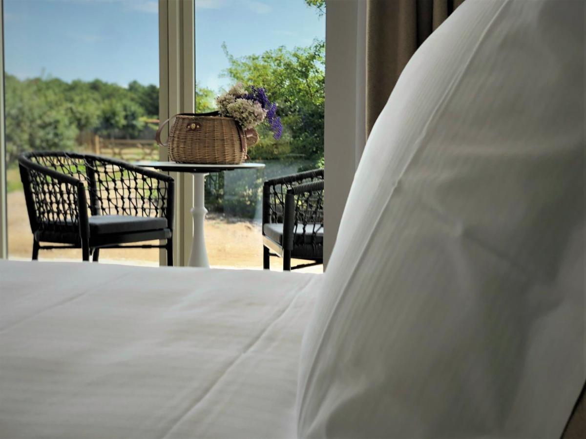 Un ou plusieurs lits dans un hébergement de l'établissement Eco-Domaine La Fontaine - HOTEL-SPA - 300 m Plage de la Fontaine aux Bretons